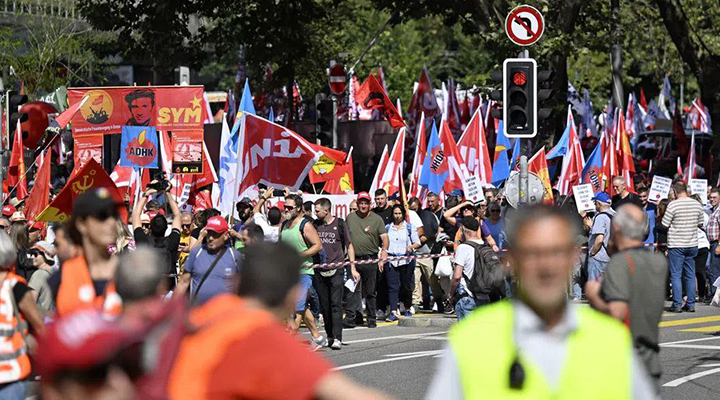 İsviçre’de binlerce işçi ve emekçi hayat pahalılığına karşı yürüdü