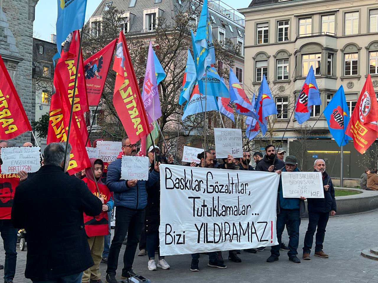 Gözaltılar Zürih'te Protesto Edildi! konulu fotoğraflar