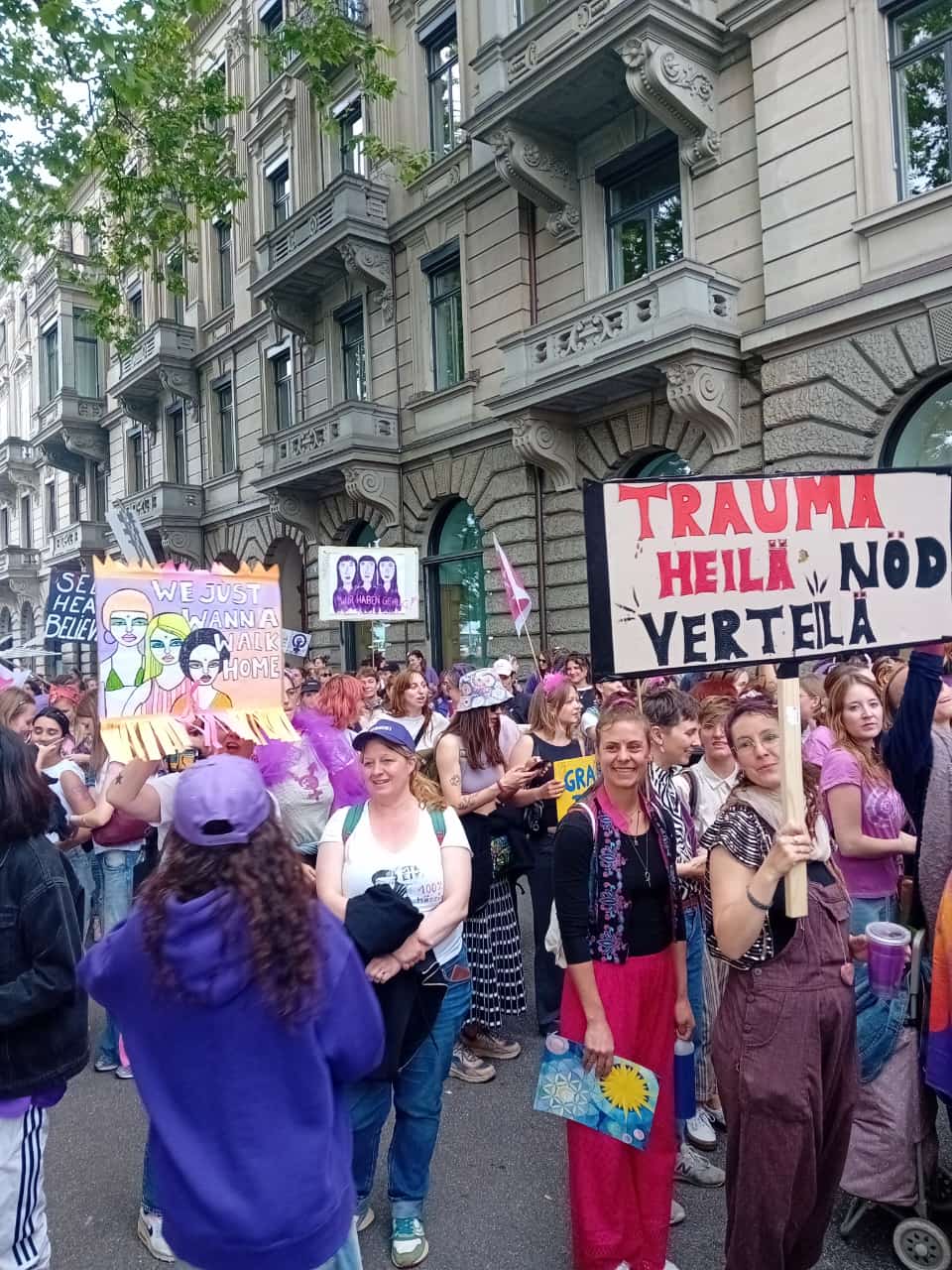 İsviçre'de Yüzbinlerce Kadın Alanlardaydı! konulu fotoğraflar