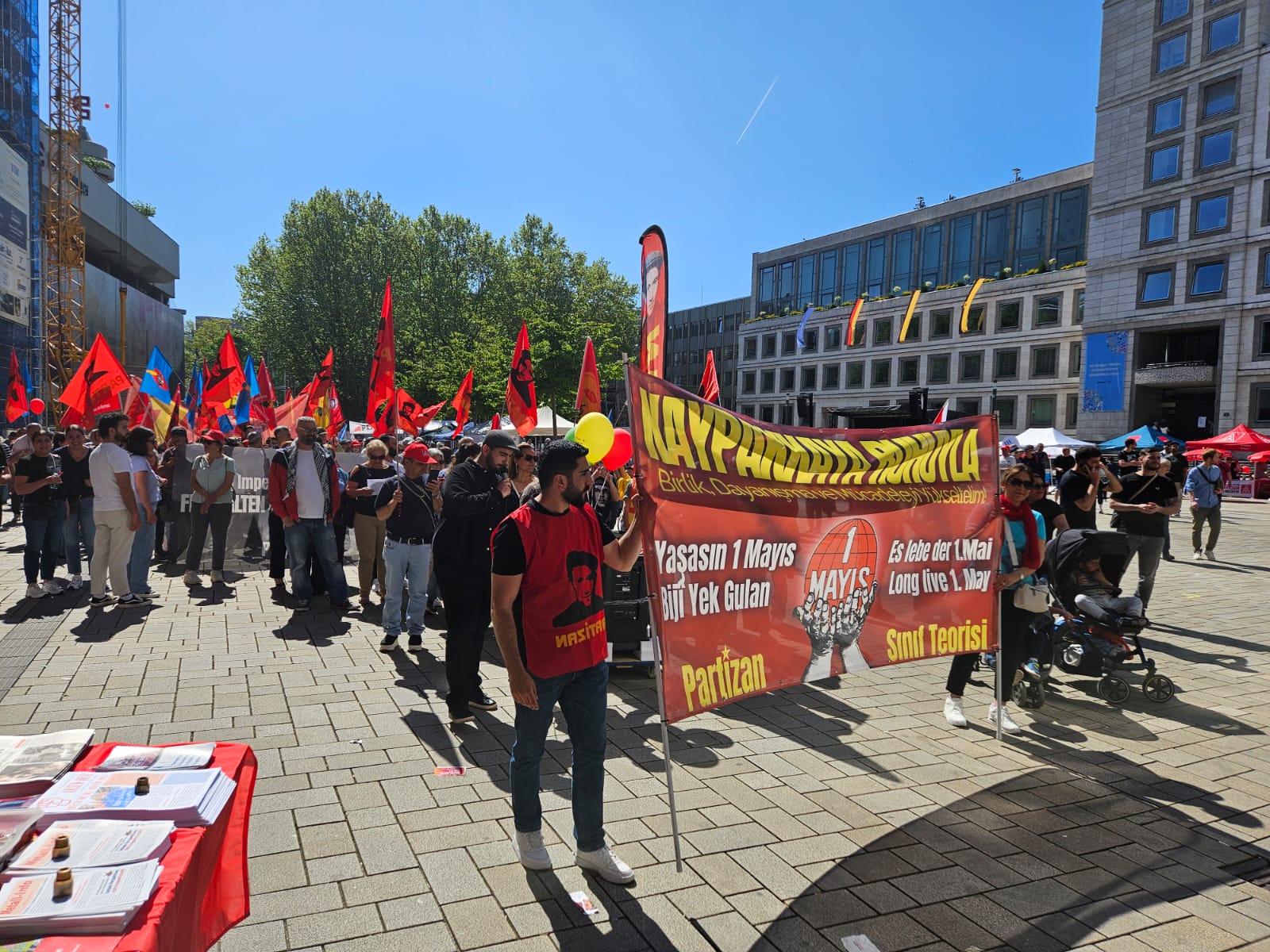 Avrupa'da 1 Mayıs, Coşkuyla Kutlandı konulu fotoğraflar