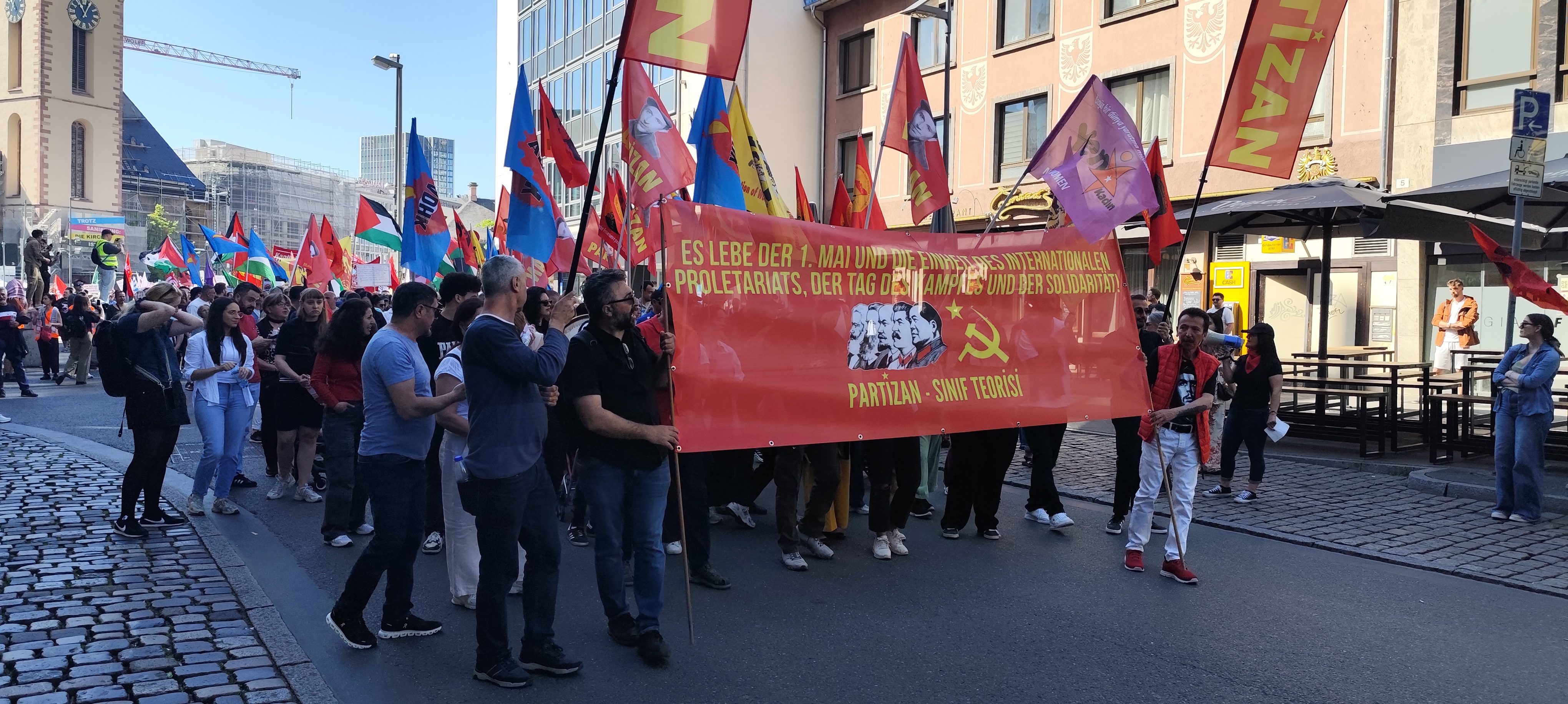 Avrupa'da 1 Mayıs, Coşkuyla Kutlandı konulu fotoğraflar