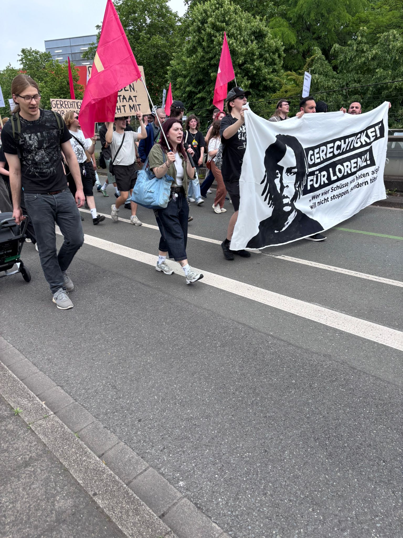 “LORENZ A.” İÇİN ADALET ARAYIŞI SÜRÜYOR: DUISBURG’TA YÜZLERCE KİŞİ YÜRÜDÜ konulu fotoğraflar