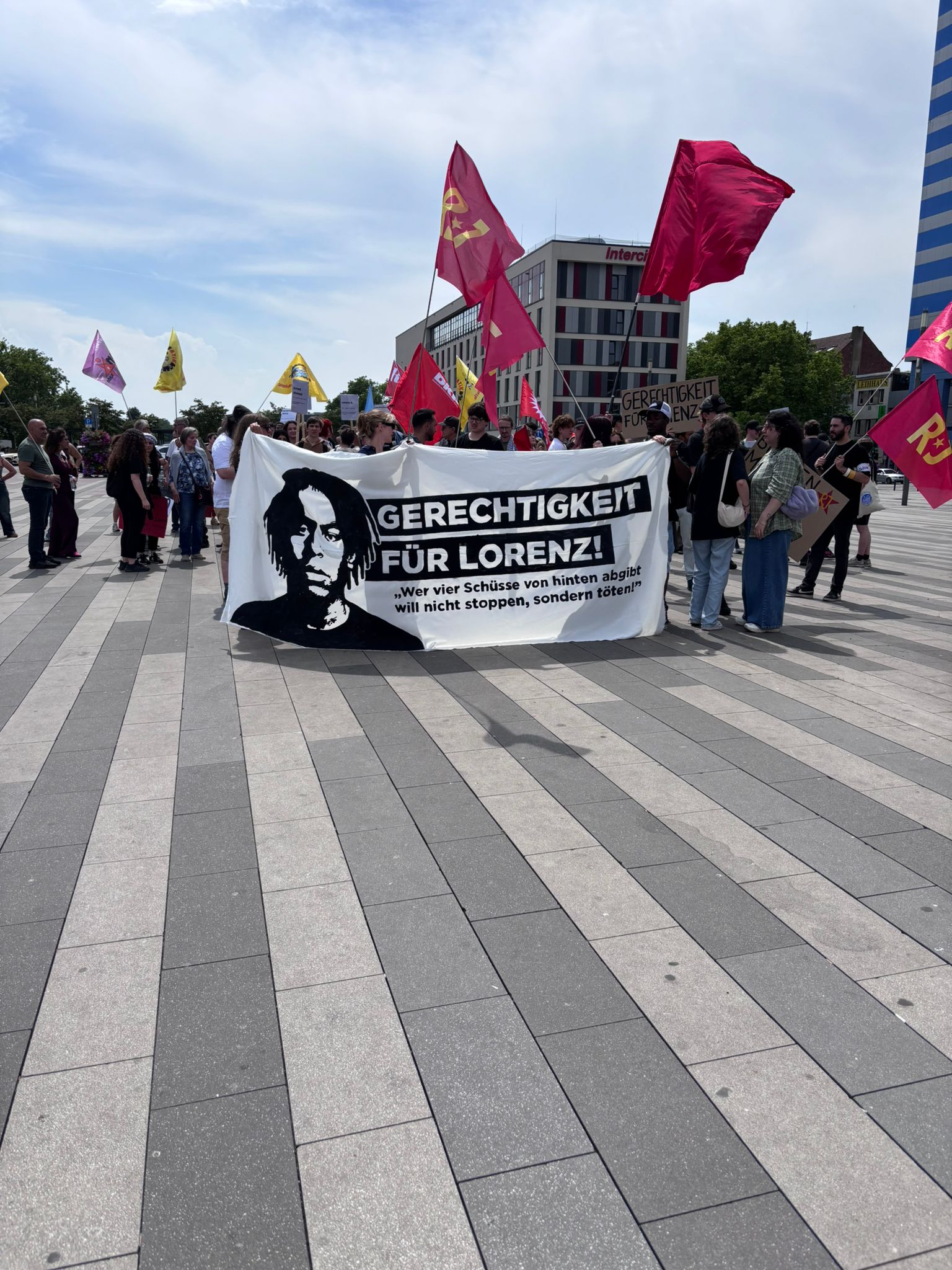 “LORENZ A.” İÇİN ADALET ARAYIŞI SÜRÜYOR: DUISBURG’TA YÜZLERCE KİŞİ YÜRÜDÜ konulu fotoğraflar