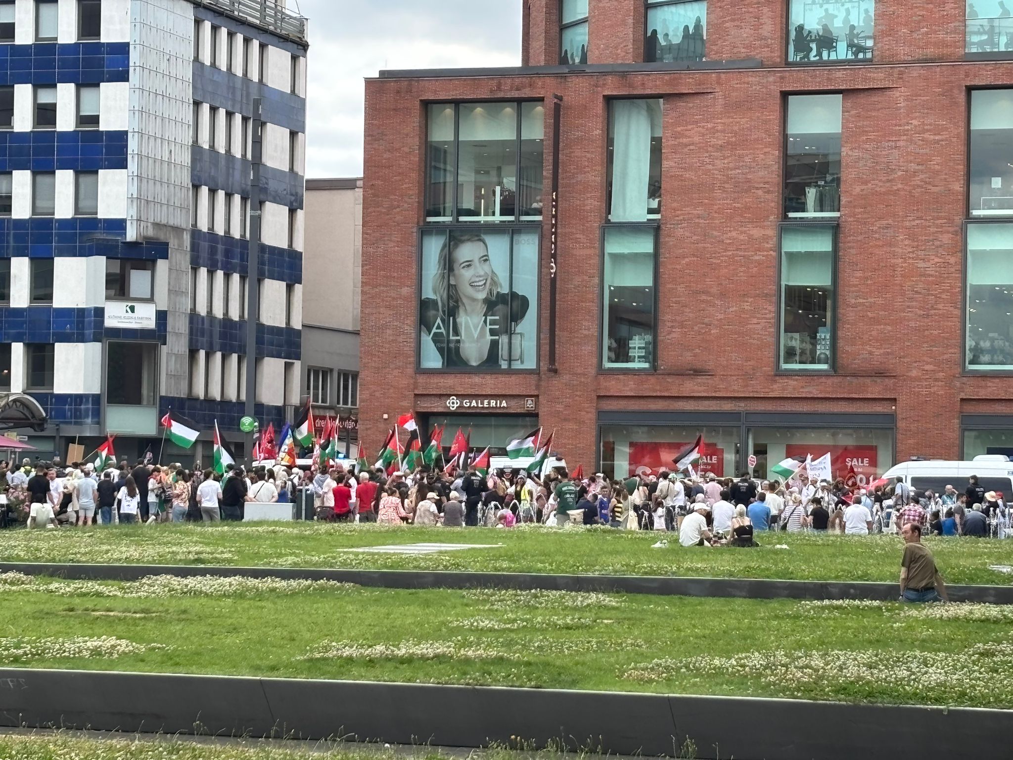 Duisburg’ta Eylem ve Alman Devleti’ne Karşı Halk Mahkemesi: Alman Devleti Sanık Sandalyesinde Mahkum Edildi konulu fotoğraflar