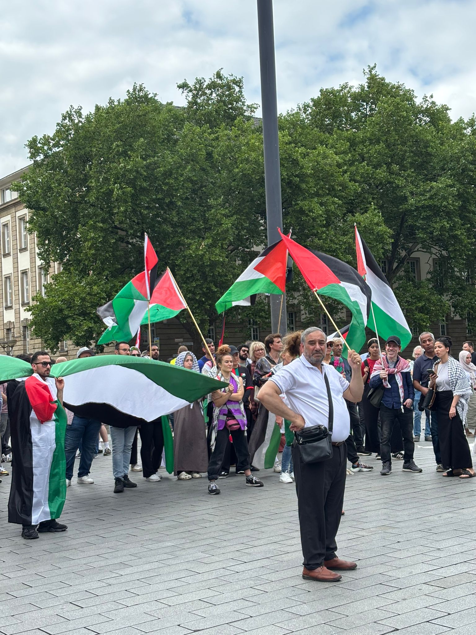 Duisburg’ta Eylem ve Alman Devleti’ne Karşı Halk Mahkemesi: Alman Devleti Sanık Sandalyesinde Mahkum Edildi konulu fotoğraflar