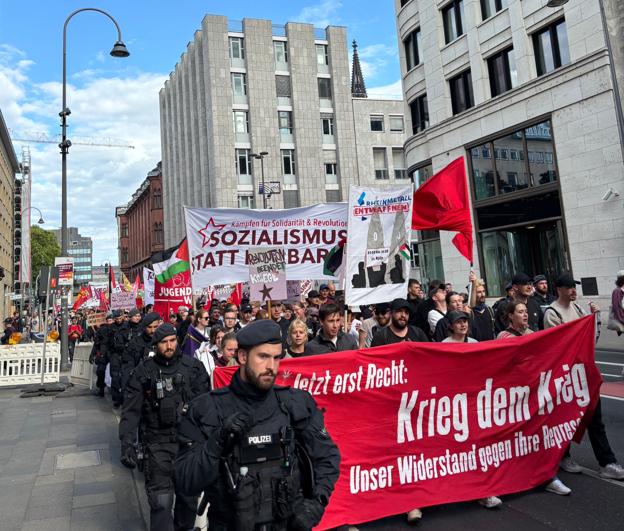 Köln’de Savaş ve Silahlanmaya Karşı ‘Rheinmetall Entwaffnen’ Yürüyüşü konulu fotoğraflar