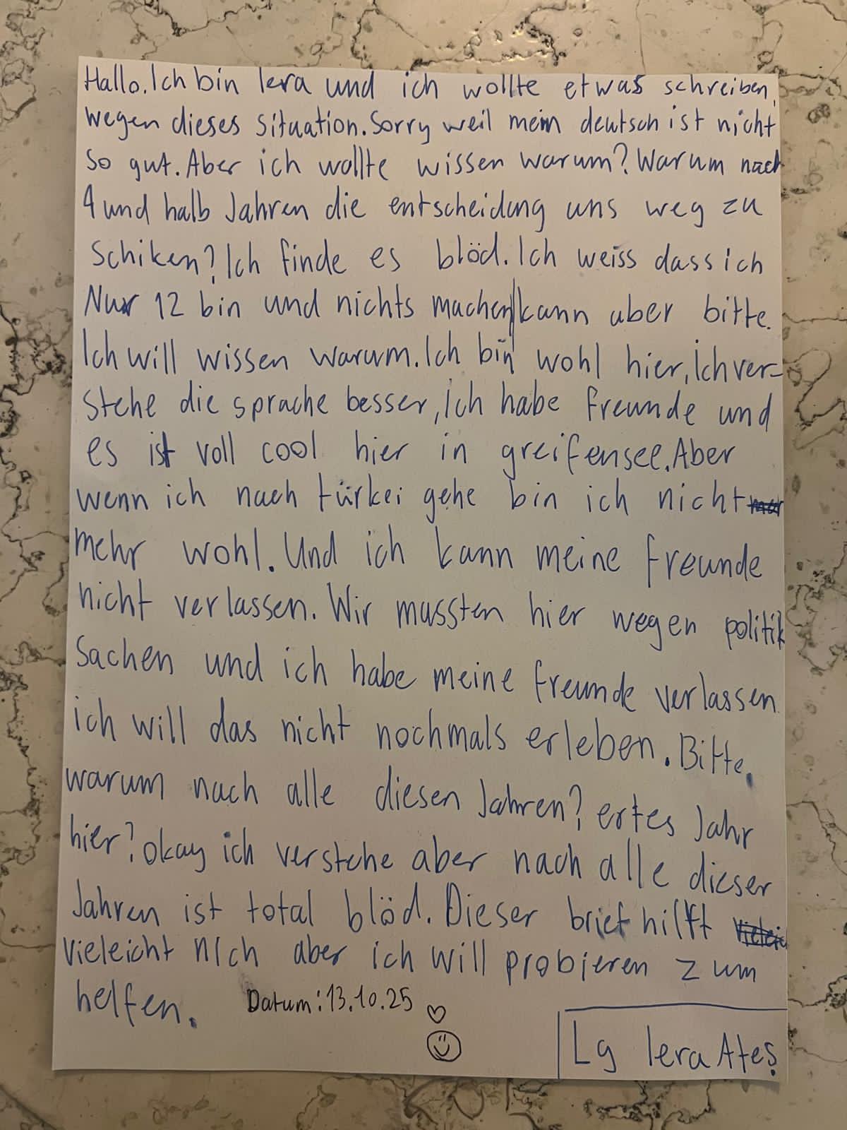 „Seit vier Jahren warten sie – jede Ablehnung lässt ein Leben ein Stück mehr in der Schwebe.“ konulu fotoğraflar
