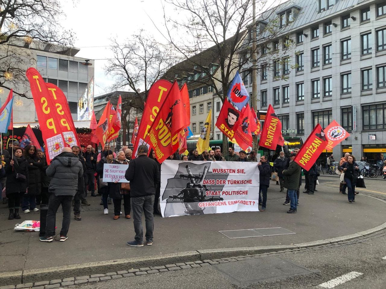 Devrimci Tutsaklarla Dayanışma Platformu Basel'de Kuyu Tipi Hapishanelerin Kapatılmasına Dair Basın Açıklaması Yaptı konulu fotoğraflar
