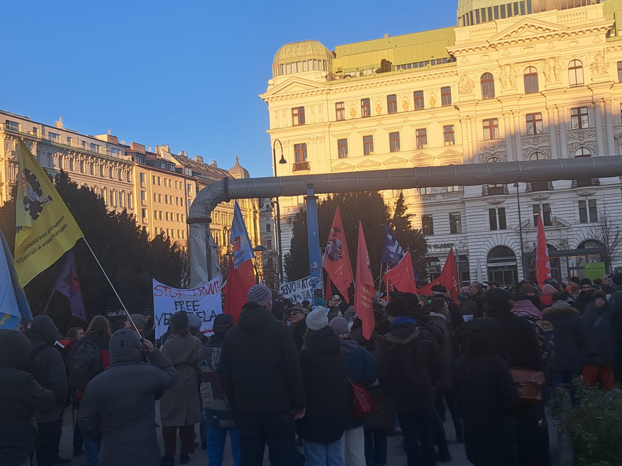 ABD'nin Venezuela'ya Yönelik Saldırısı Viyana'da Protesto Edildi! konulu fotoğraflar