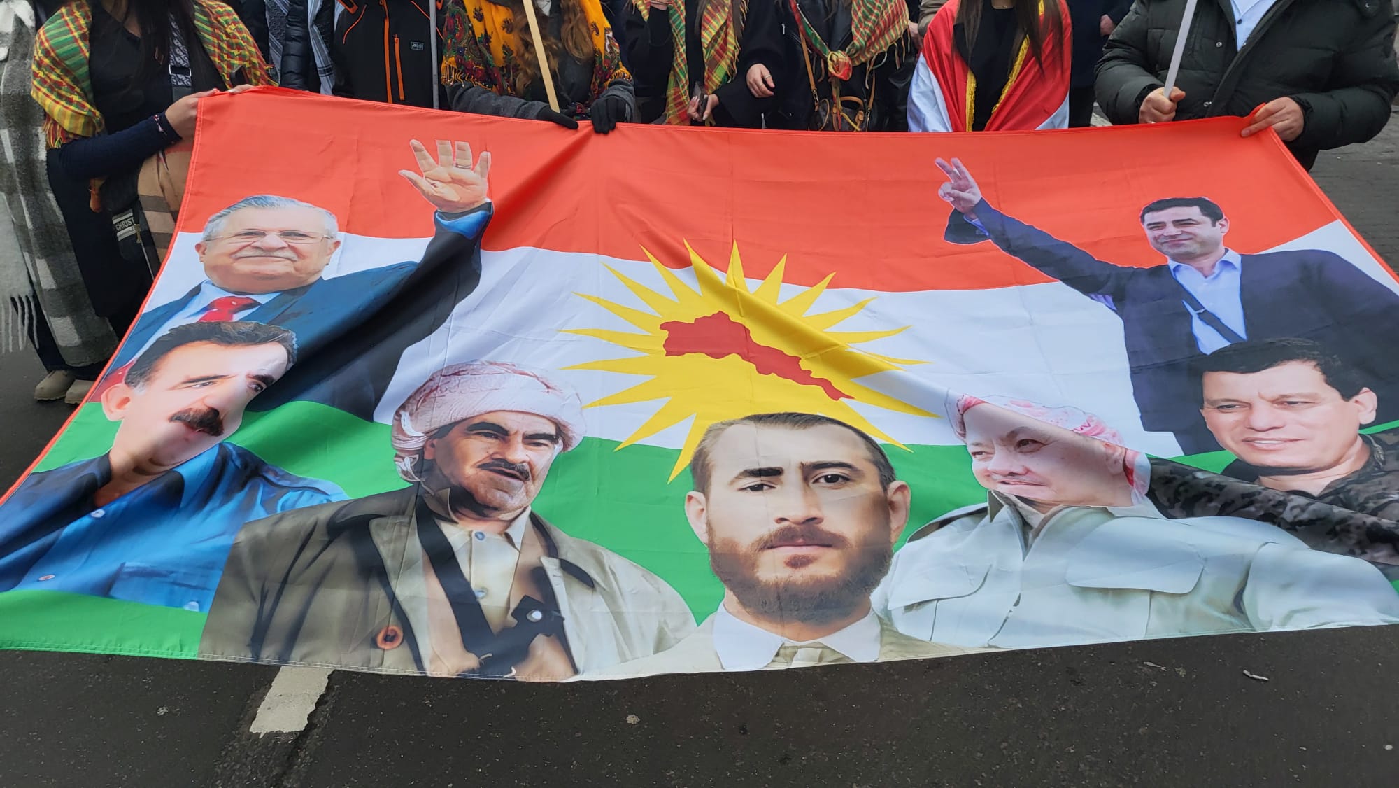 Rojava ve Rojhilat Kürdistan’ında Yaşanan Katliamlar Frankfurt ve Hamburg’da Protesto Edildi konulu fotoğraflar