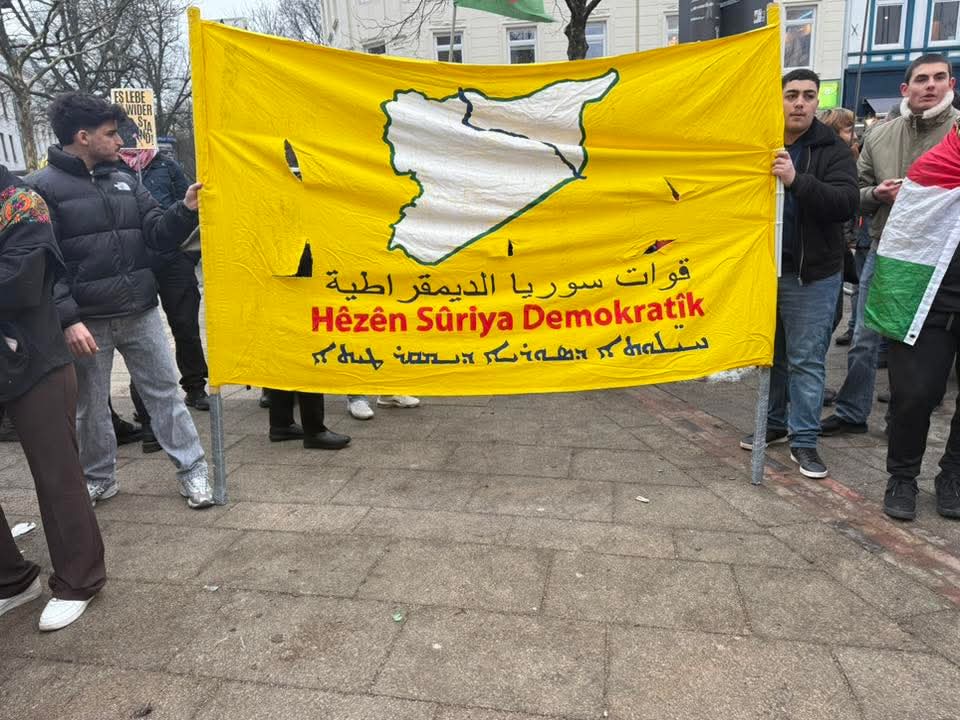 Rojava ve Rojhilat Kürdistan’ında Yaşanan Katliamlar Frankfurt ve Hamburg’da Protesto Edildi konulu fotoğraflar