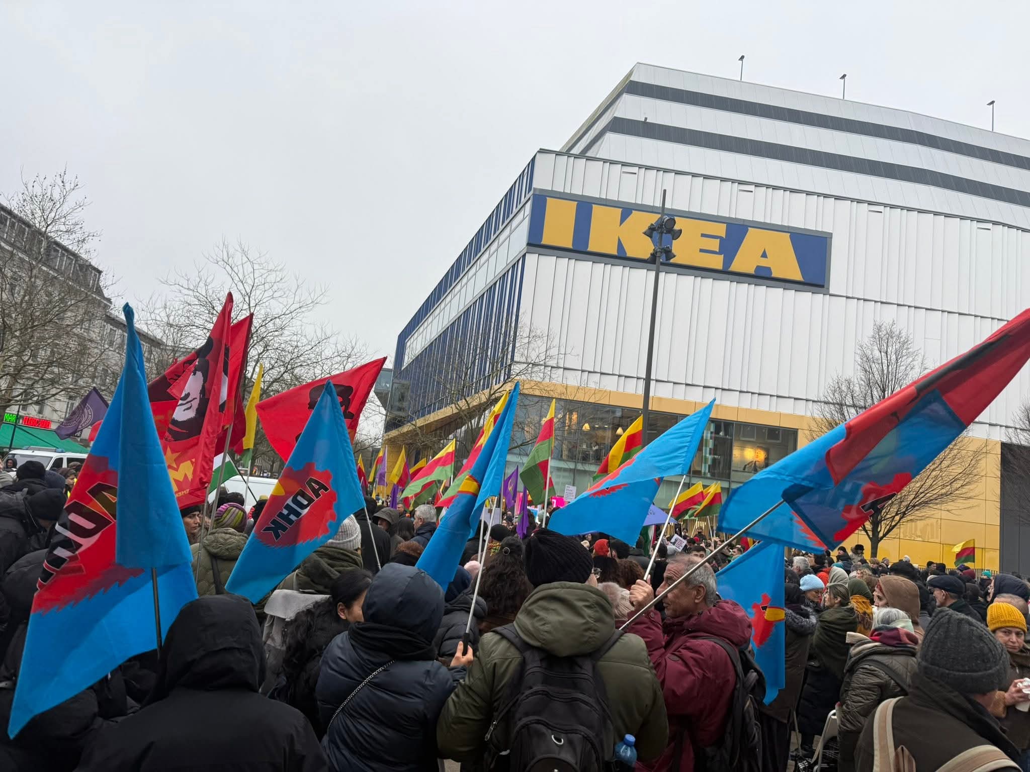 Rojava ve Rojhilat Kürdistan’ında Yaşanan Katliamlar Frankfurt ve Hamburg’da Protesto Edildi konulu fotoğraflar