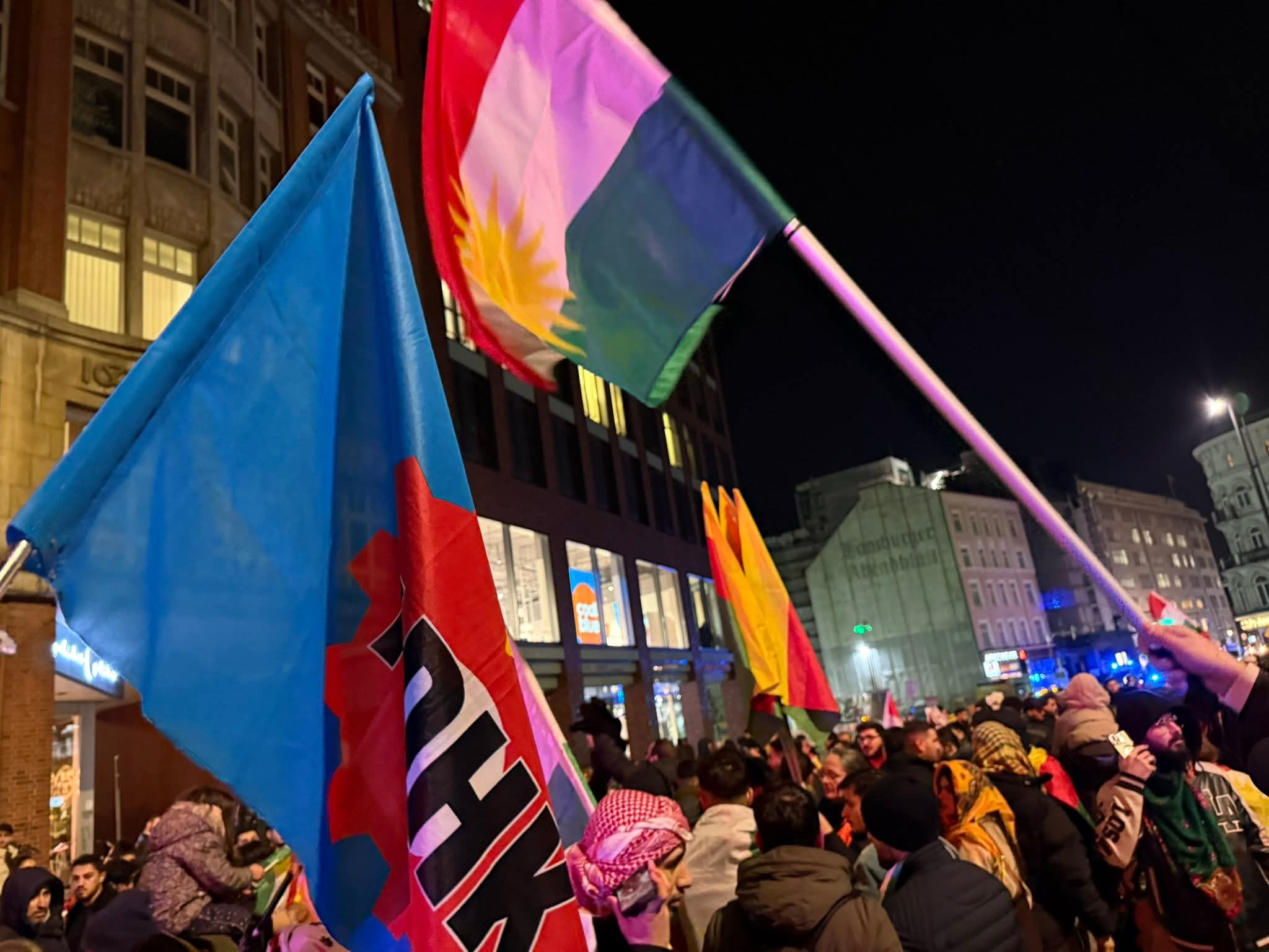 Hamburg’da Rojava ve Rojhilat Dayanışma Yürüyüşleri Kitlesel Şekilde Devam Ediyor konulu fotoğraflar