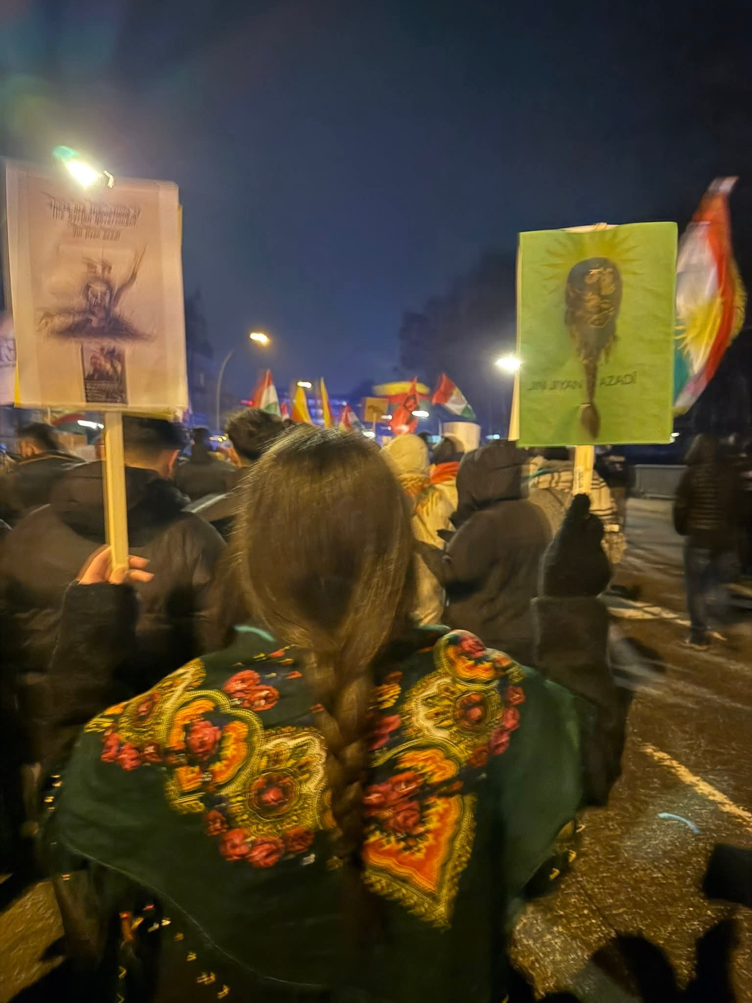 Hamburg’da Rojava ve Rojhilat Dayanışma Yürüyüşleri Kitlesel Şekilde Devam Ediyor konulu fotoğraflar