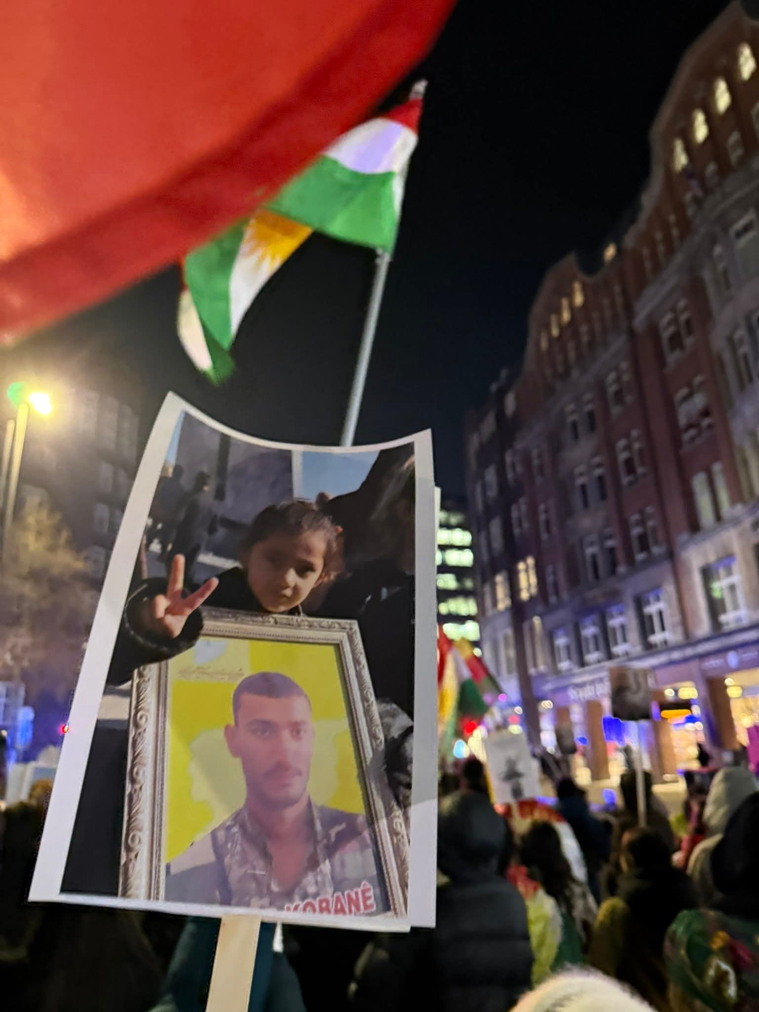 Hamburg’da Rojava ve Rojhilat Dayanışma Yürüyüşleri Kitlesel Şekilde Devam Ediyor konulu fotoğraflar