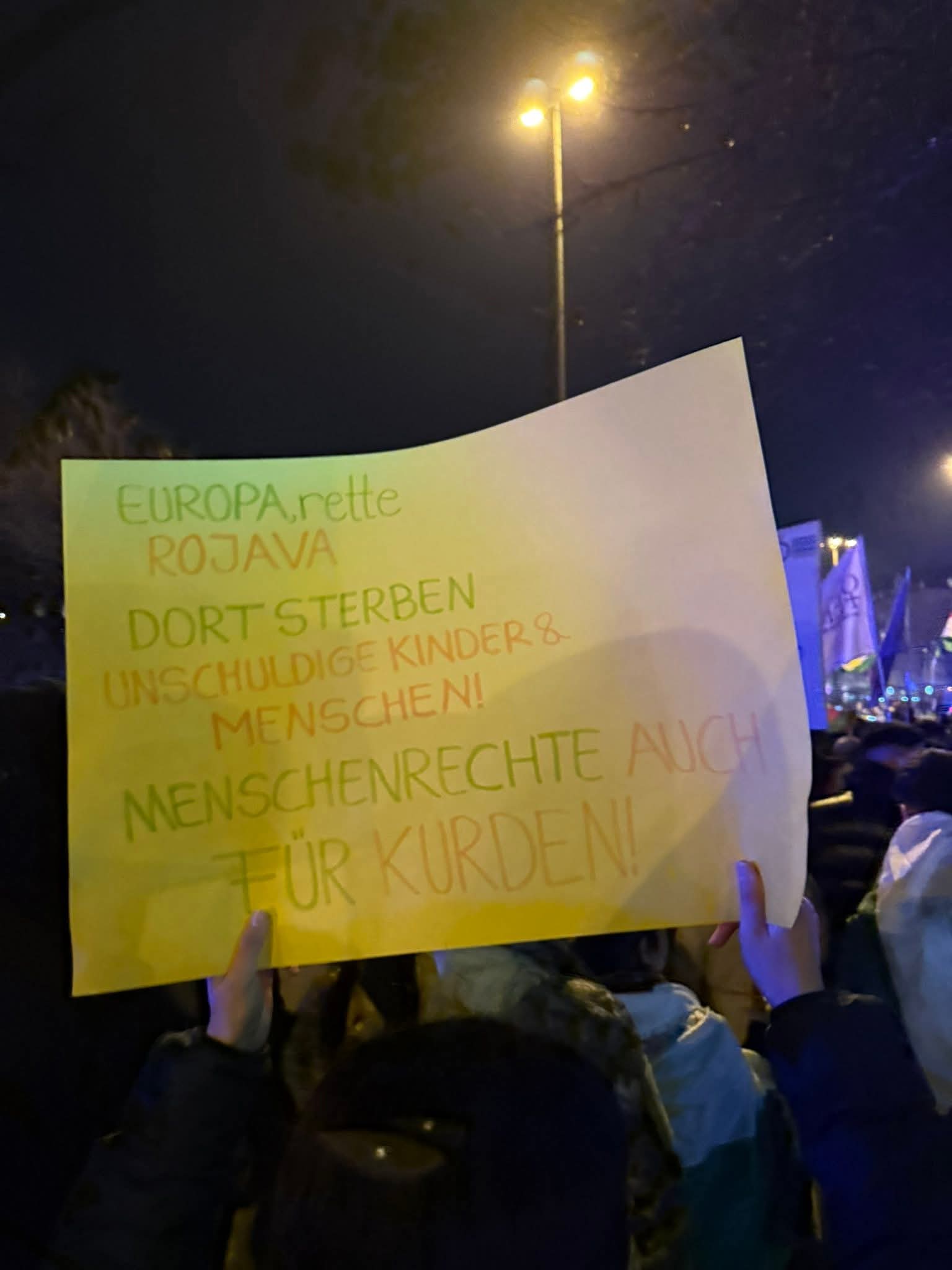 Hamburg’da Rojava ve Rojhilat Dayanışma Yürüyüşleri Kitlesel Şekilde Devam Ediyor konulu fotoğraflar