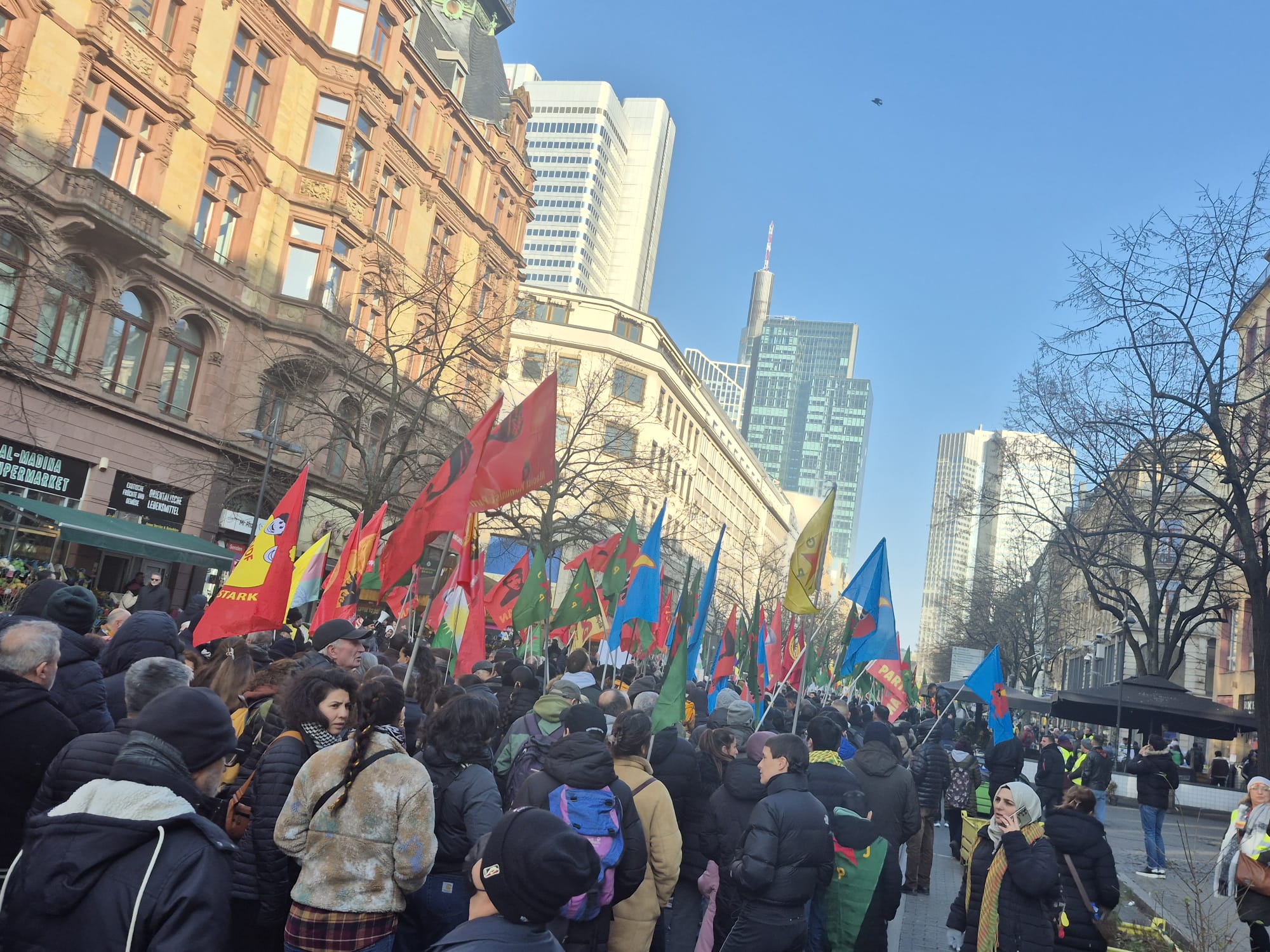 Frankfurtta Kitlesel Rojava Eylemi konulu fotoğraflar