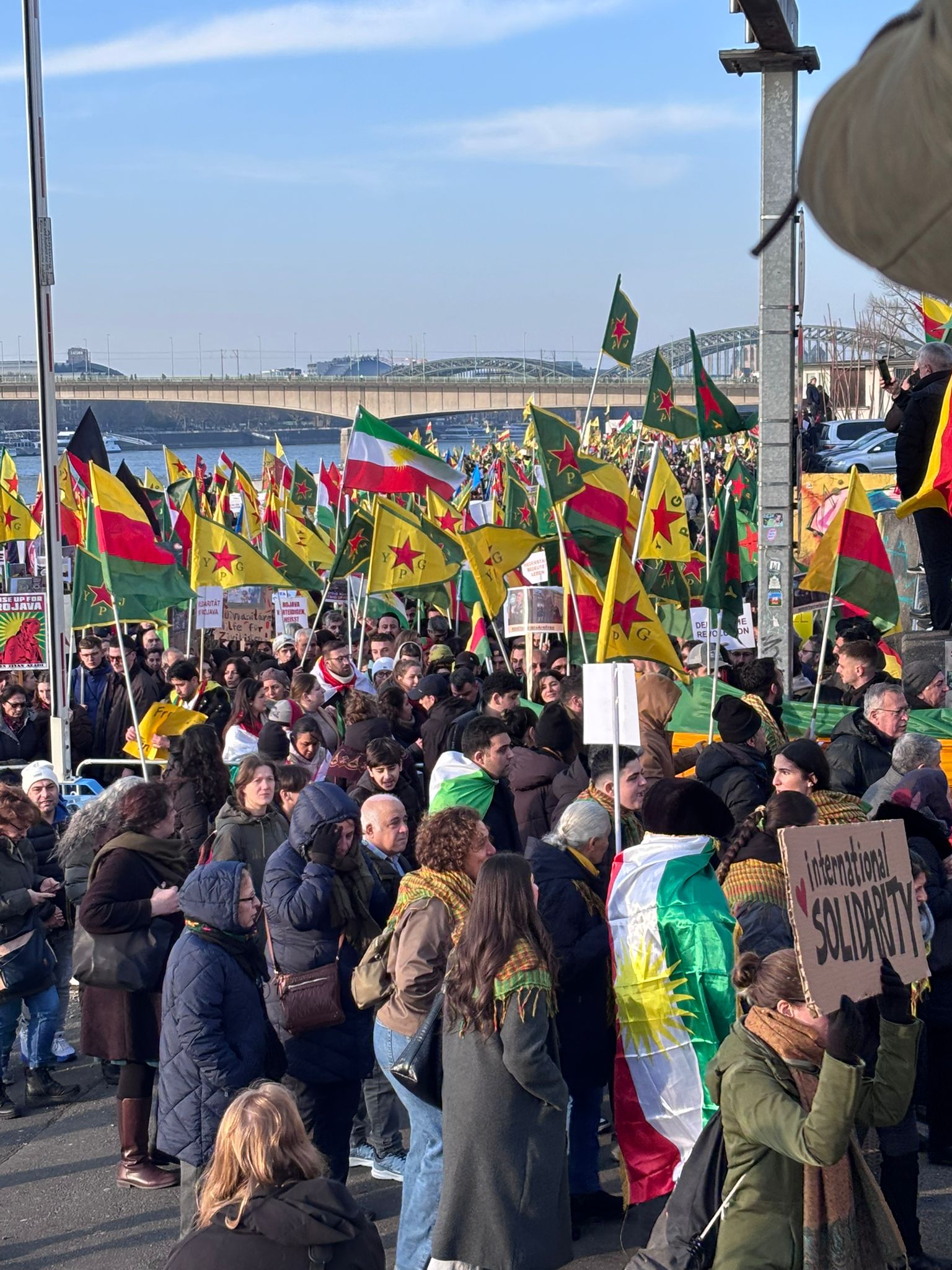 Köln’de Son Yılların En Kitlesel Eylemi Rojava İçin Gerçekleşti konulu fotoğraflar