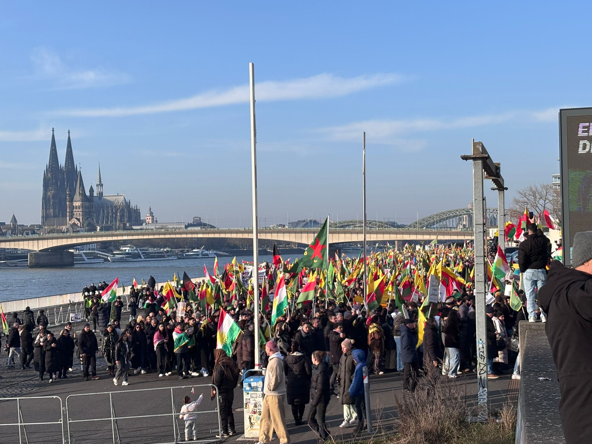 Köln’de Son Yılların En Kitlesel Eylemi Rojava İçin Gerçekleşti konulu fotoğraflar