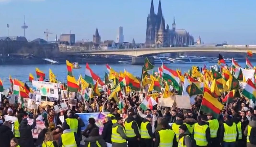 Köln’de Son Yılların En Kitlesel Eylemi Rojava İçin Gerçekleşti konulu fotoğraflar
