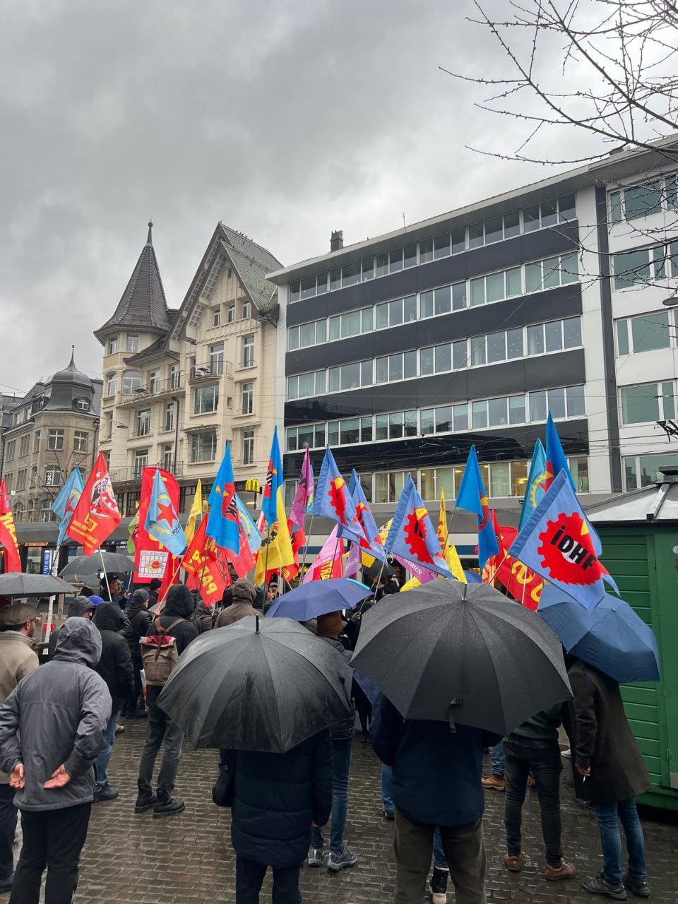 Zürih'te Kuyu Tıpı Hapishanelere Karşı Basın Açıklaması konulu fotoğraflar