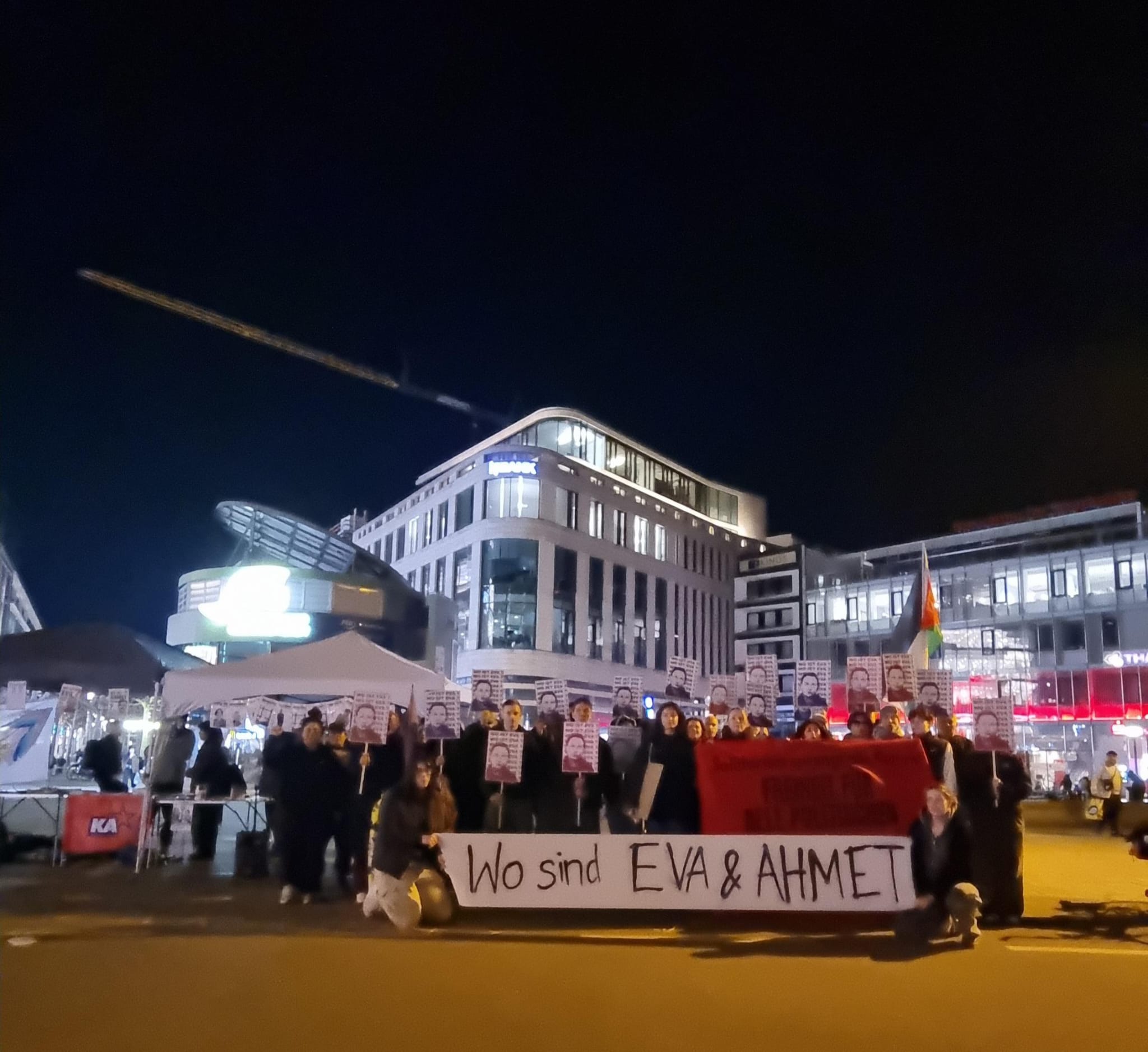Frankfurt’ta, 18 Mart Uluslararası Politik Tutsaklarla Dayanışma Günü vesilesiyle bir miting gerçekleştirildi. konulu fotoğraflar