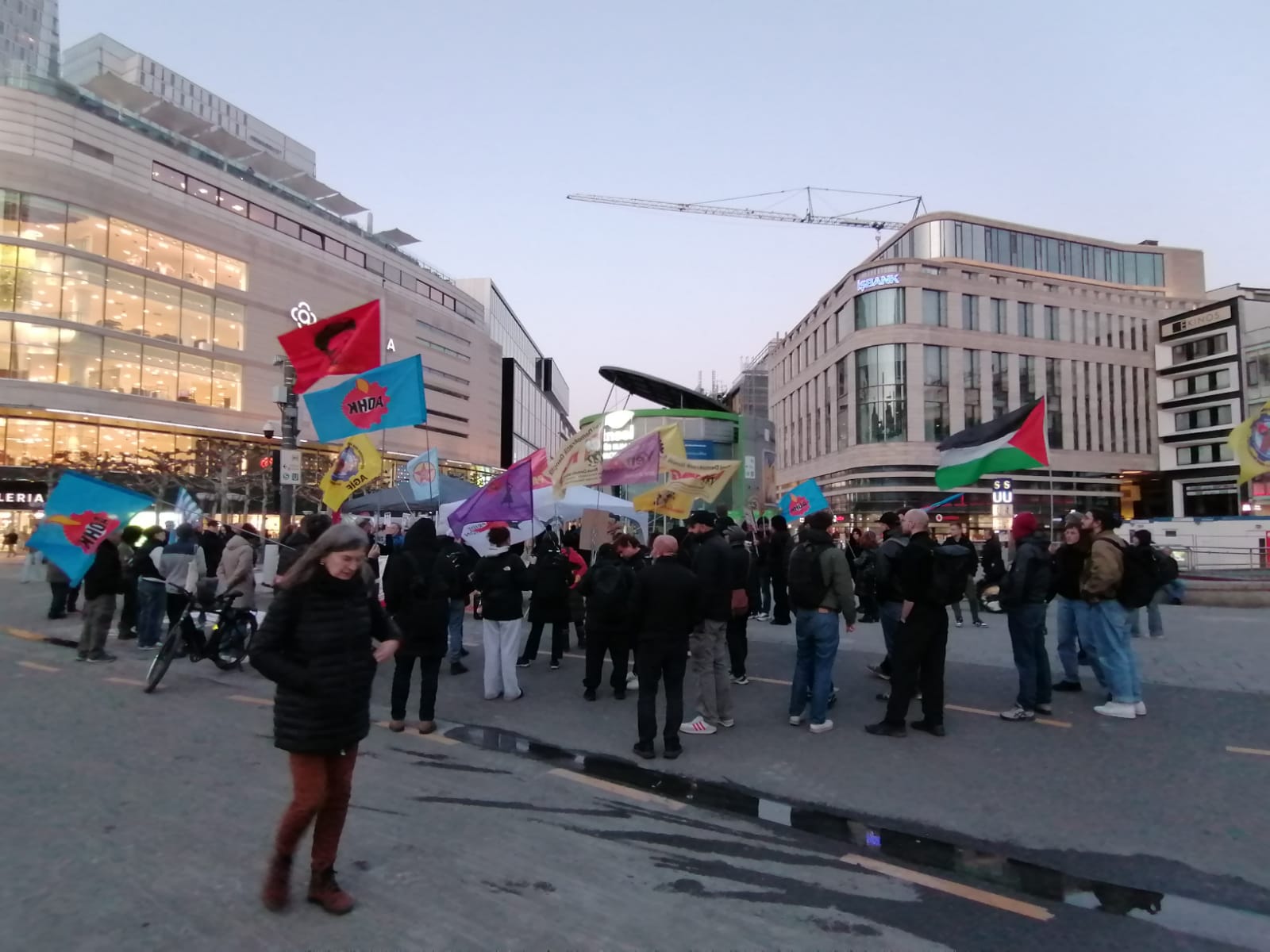 Frankfurt’ta, 18 Mart Uluslararası Politik Tutsaklarla Dayanışma Günü vesilesiyle bir miting gerçekleştirildi. konulu fotoğraflar