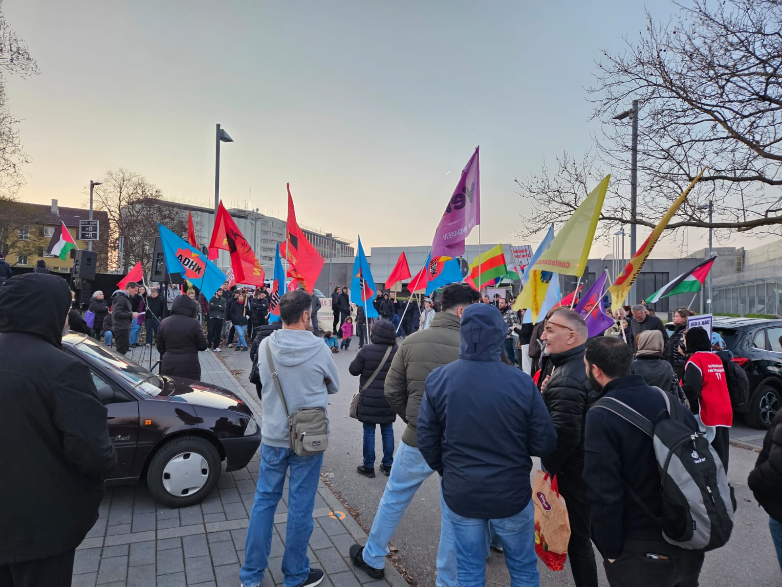 Stuttgart Stammheim Hapishanesi Önünde Politik Tutsaklarla Dayanışma Etkinliği Gerçekleştirildi! konulu fotoğraflar