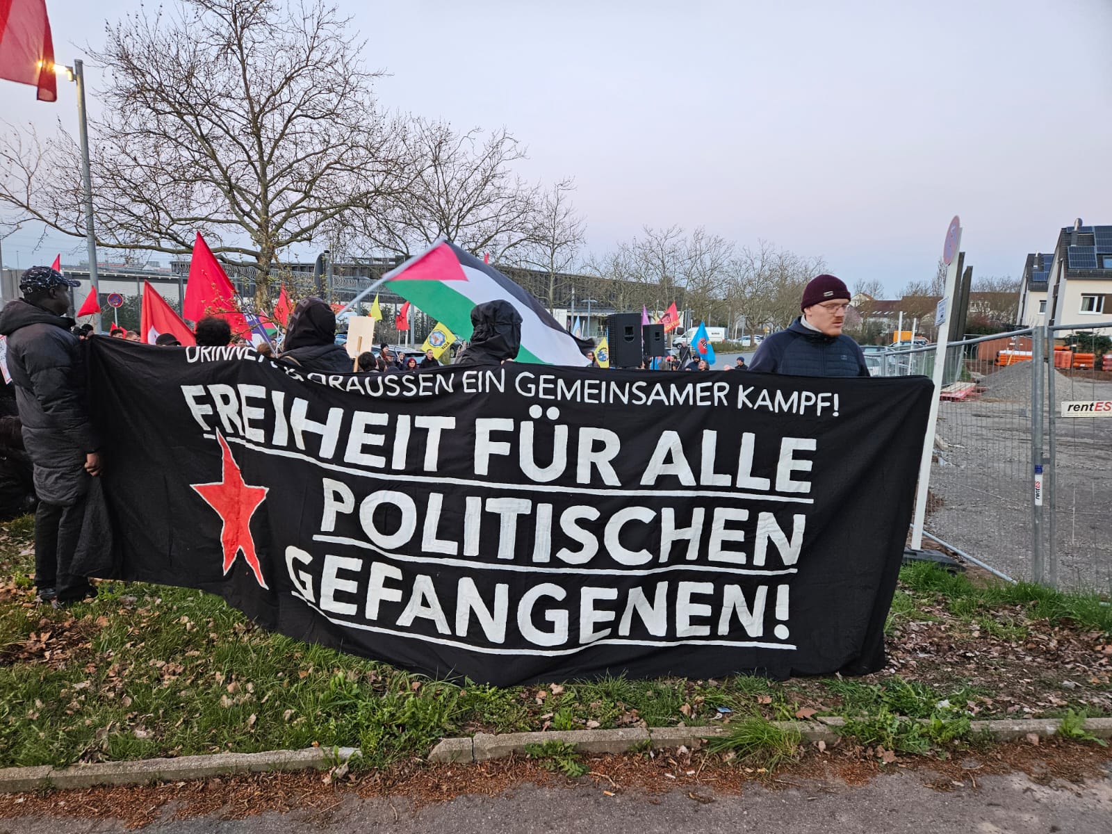 Stuttgart Stammheim Hapishanesi Önünde Politik Tutsaklarla Dayanışma Etkinliği Gerçekleştirildi! konulu fotoğraflar