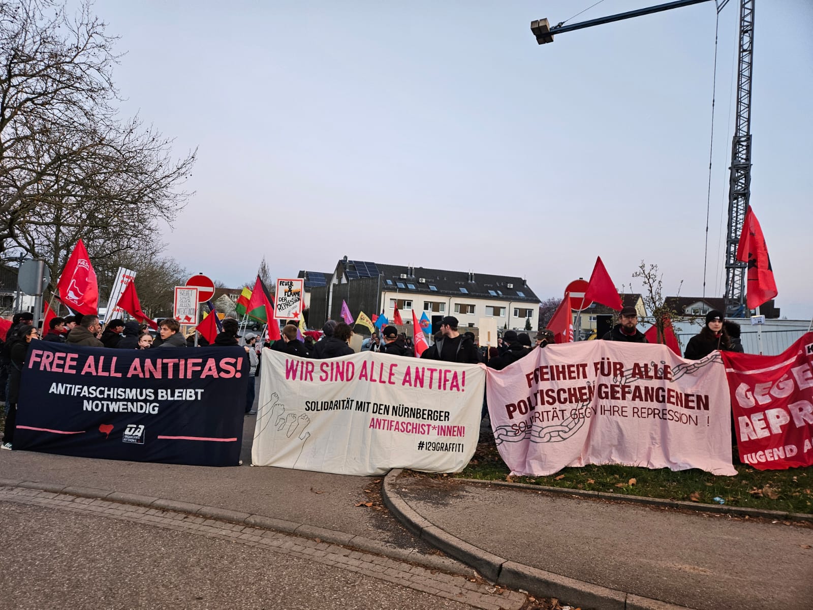 Stuttgart Stammheim Hapishanesi Önünde Politik Tutsaklarla Dayanışma Etkinliği Gerçekleştirildi! konulu fotoğraflar