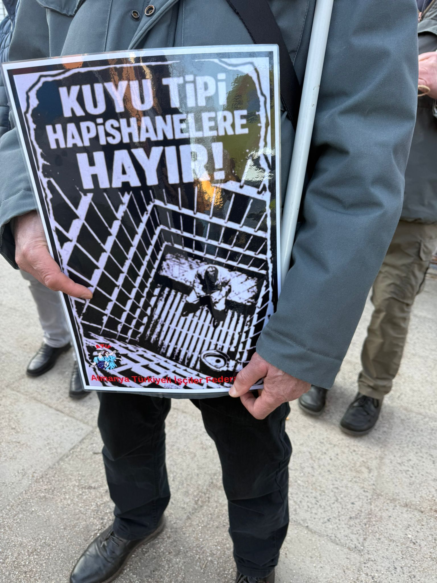 Hamburg Dammtor Hapishanesi Önünde 18 Mart Mitingi: “Devrimci Tutsaklar Onurumuzdur” konulu fotoğraflar