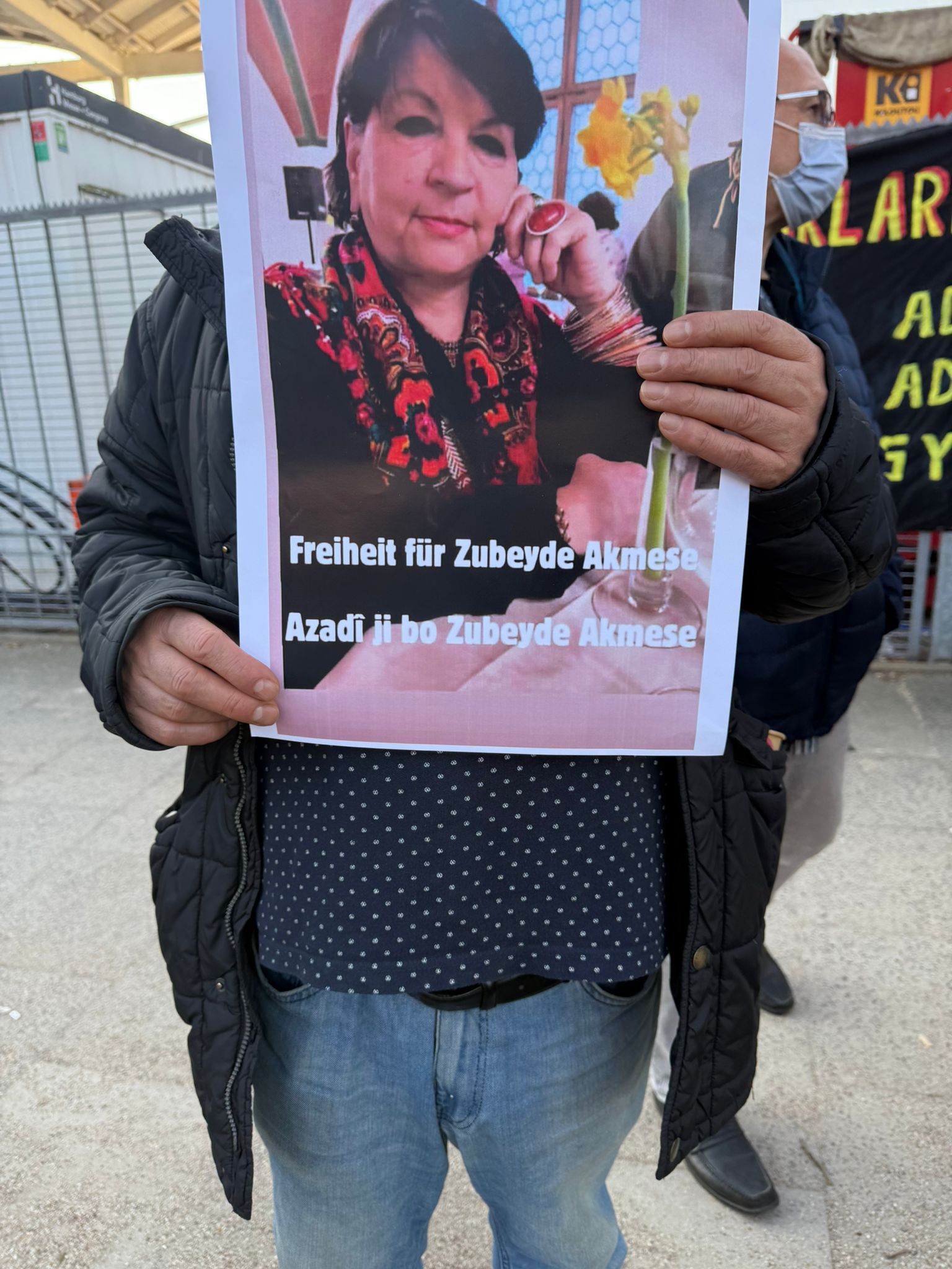 Hamburg Dammtor Hapishanesi Önünde 18 Mart Mitingi: “Devrimci Tutsaklar Onurumuzdur” konulu fotoğraflar