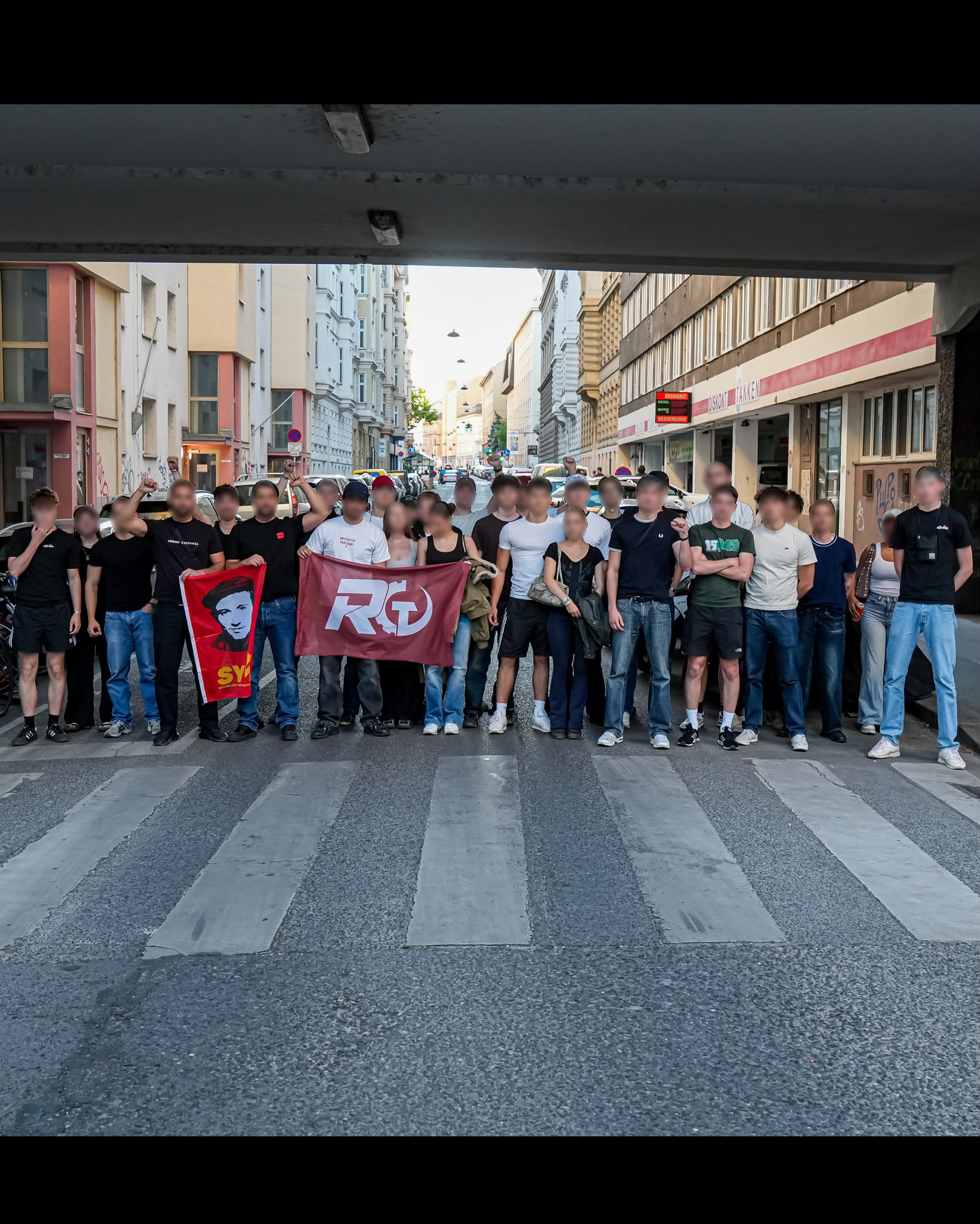 SYM ve Rote Offensive'den Viyana'da Panel konulu fotoğraflar
