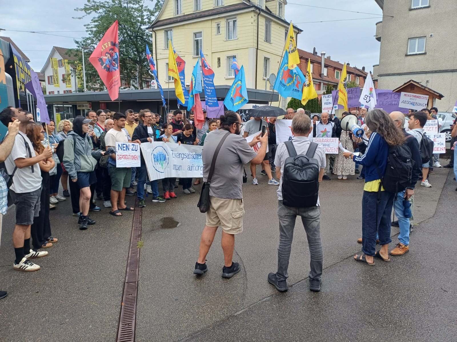 Bern’de SEM önünde kitlesel eylem konulu fotoğraflar