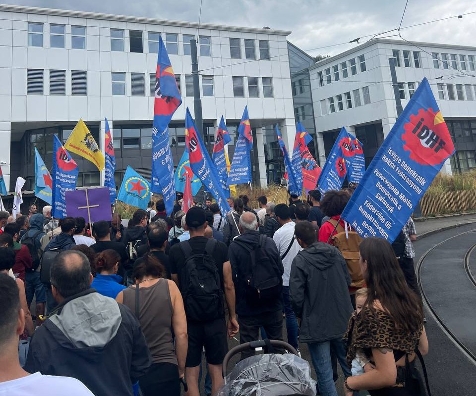 Bern’de SEM önünde kitlesel eylem konulu fotoğraflar