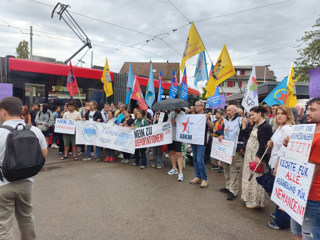 Bern’de SEM önünde kitlesel eylem konulu fotoğraflar