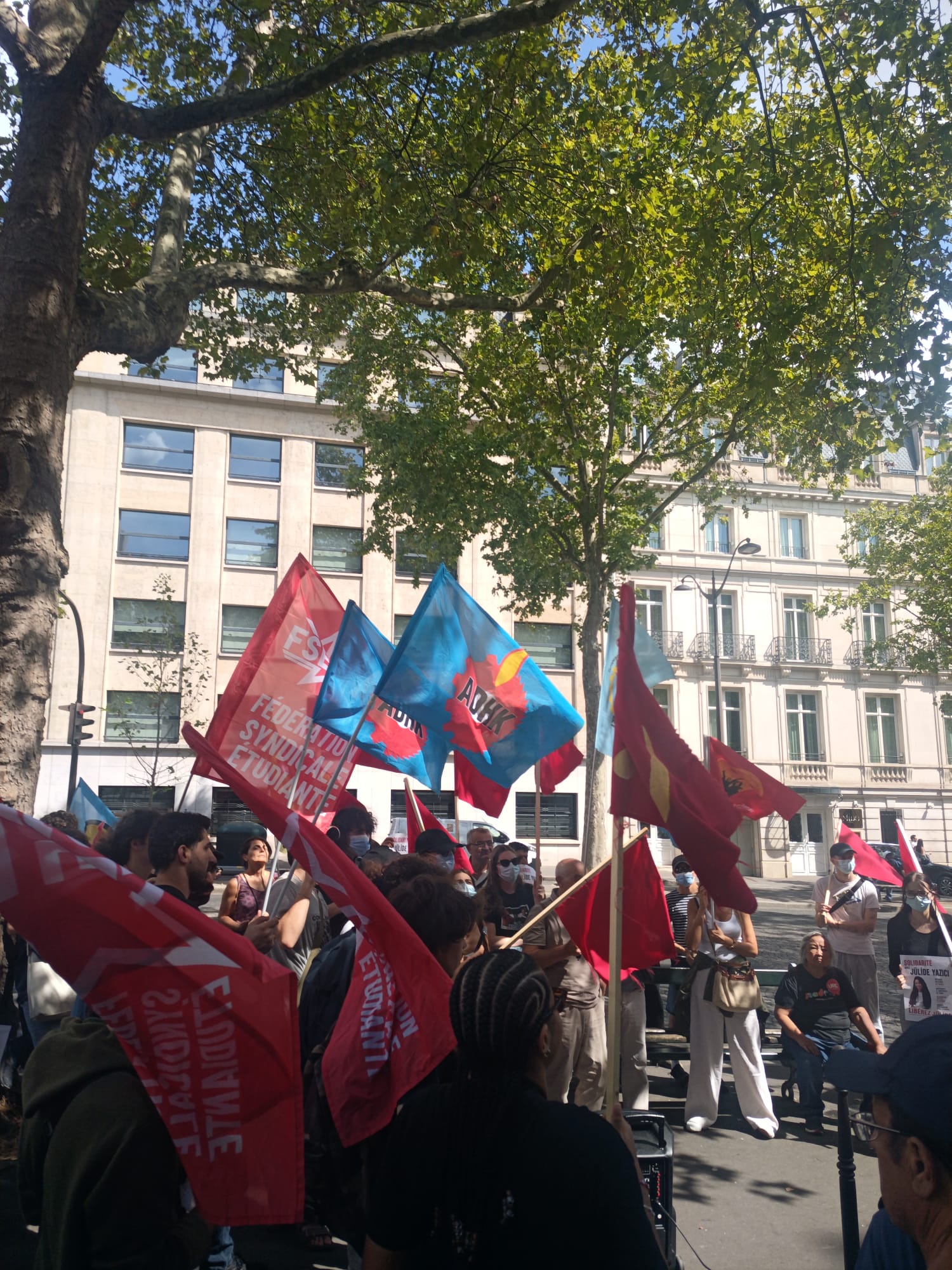 Paris’te Jülide Yazıcı İçin Dayanışma Eylemi: Derhal Özgür Bırakılsın konulu fotoğraflar
