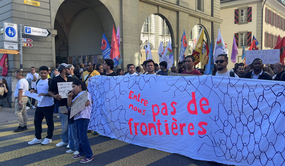 Bern’de “Aramızda Sınır Yok” mitingi gerçekleştirildi konulu fotoğraflar