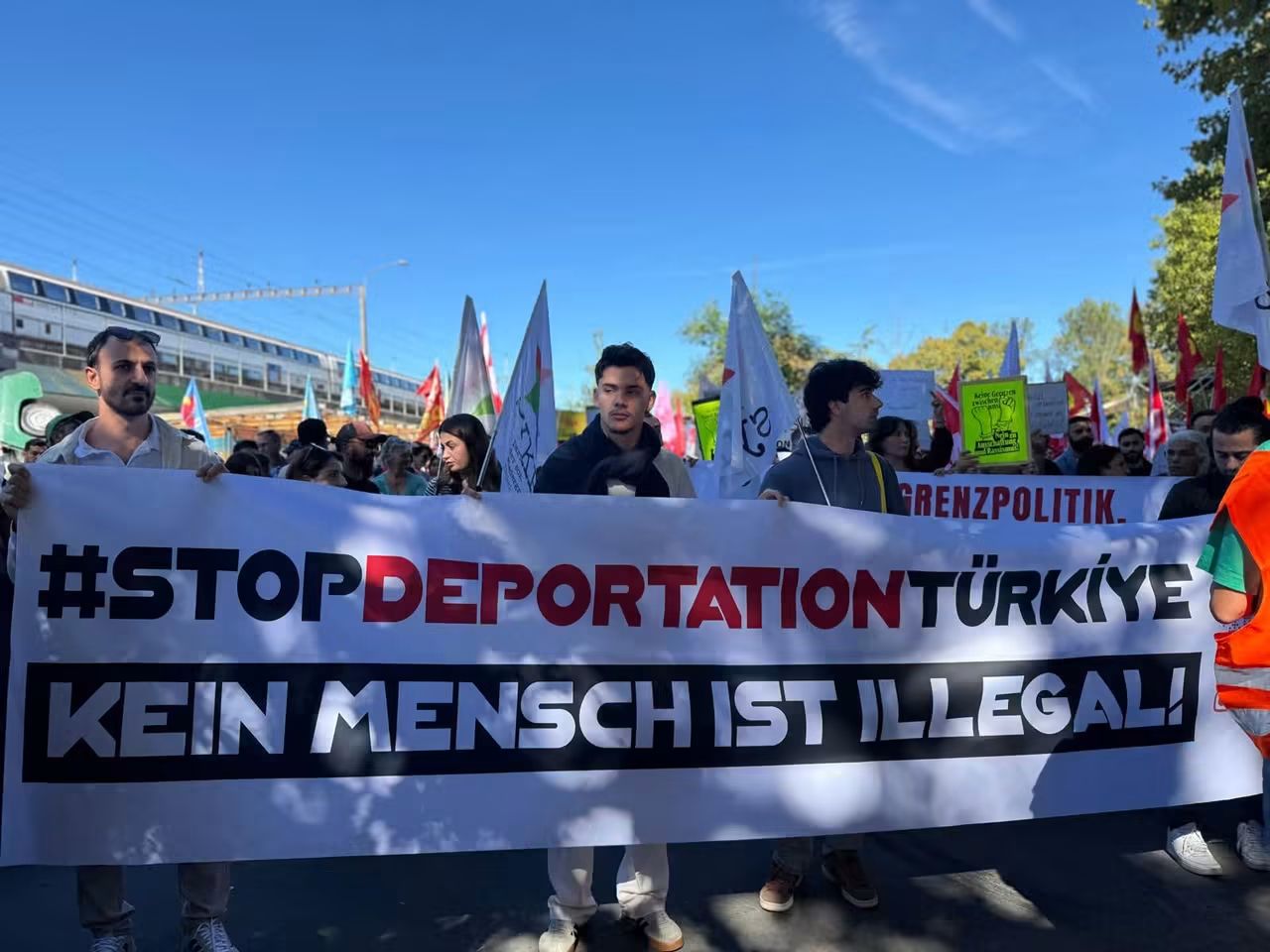 Bern’de “Aramızda Sınır Yok” mitingi gerçekleştirildi konulu fotoğraflar