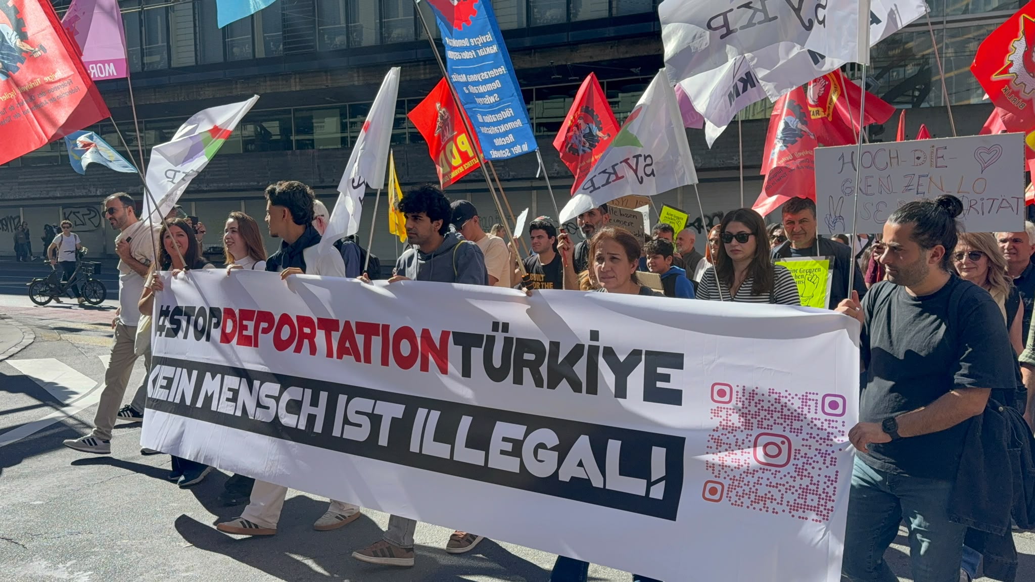 Bern’de “Aramızda Sınır Yok” mitingi gerçekleştirildi konulu fotoğraflar